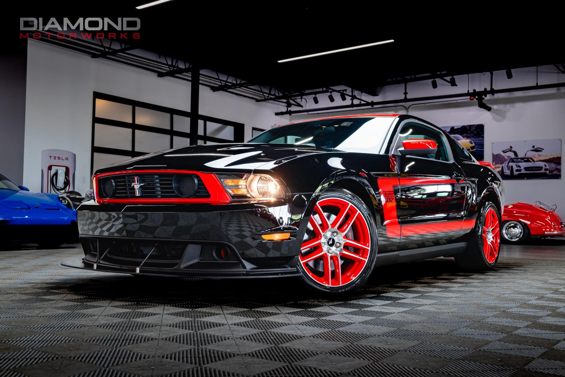 Auto World ULTRA RED 2012 Ford Mustang Boss 302 Laguna hot Seca (LIMA1)